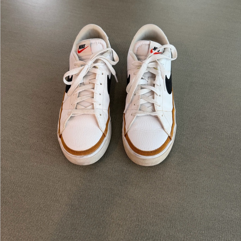 Nike Men’s White Sneakers with Navy Check and Gold Accents Sz 9 - Picture 3 of 4